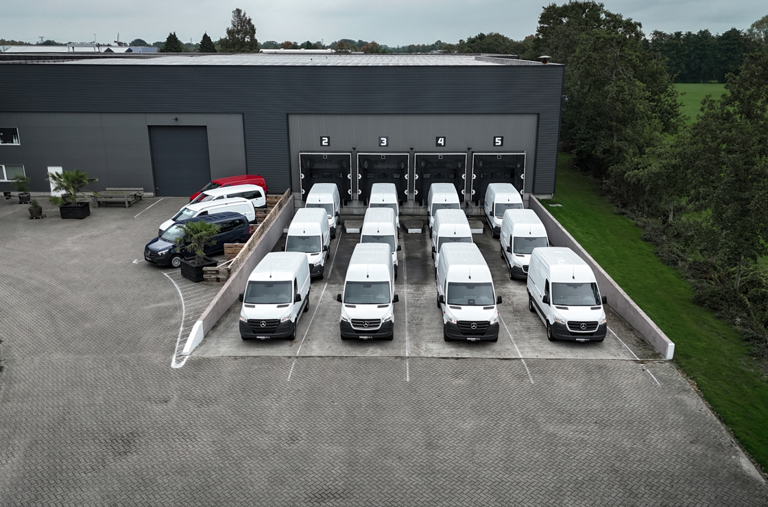 Bedrijfswagens voor het pand