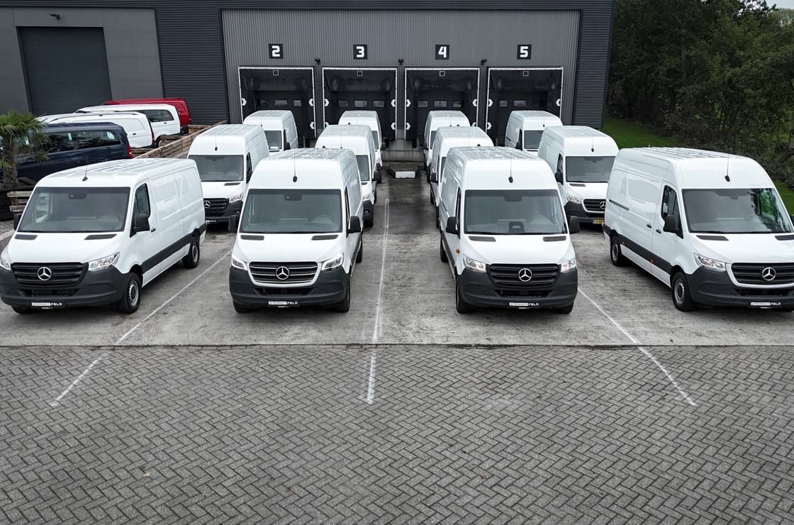 Bedrijfswagen voor het pand