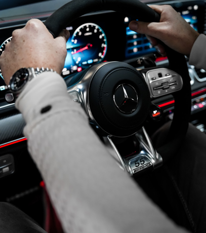 Handen aan het stuur