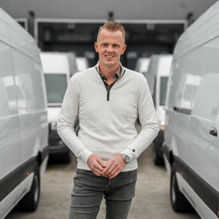 Autodealer tussen bedrijfswagens