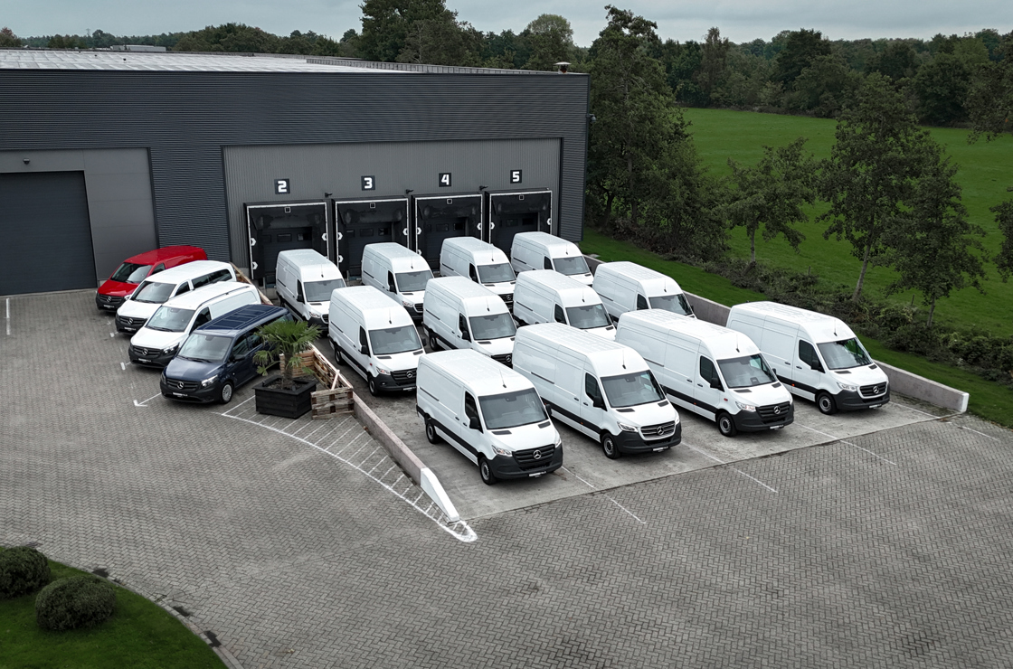 Bedrijfswagens voor het pand